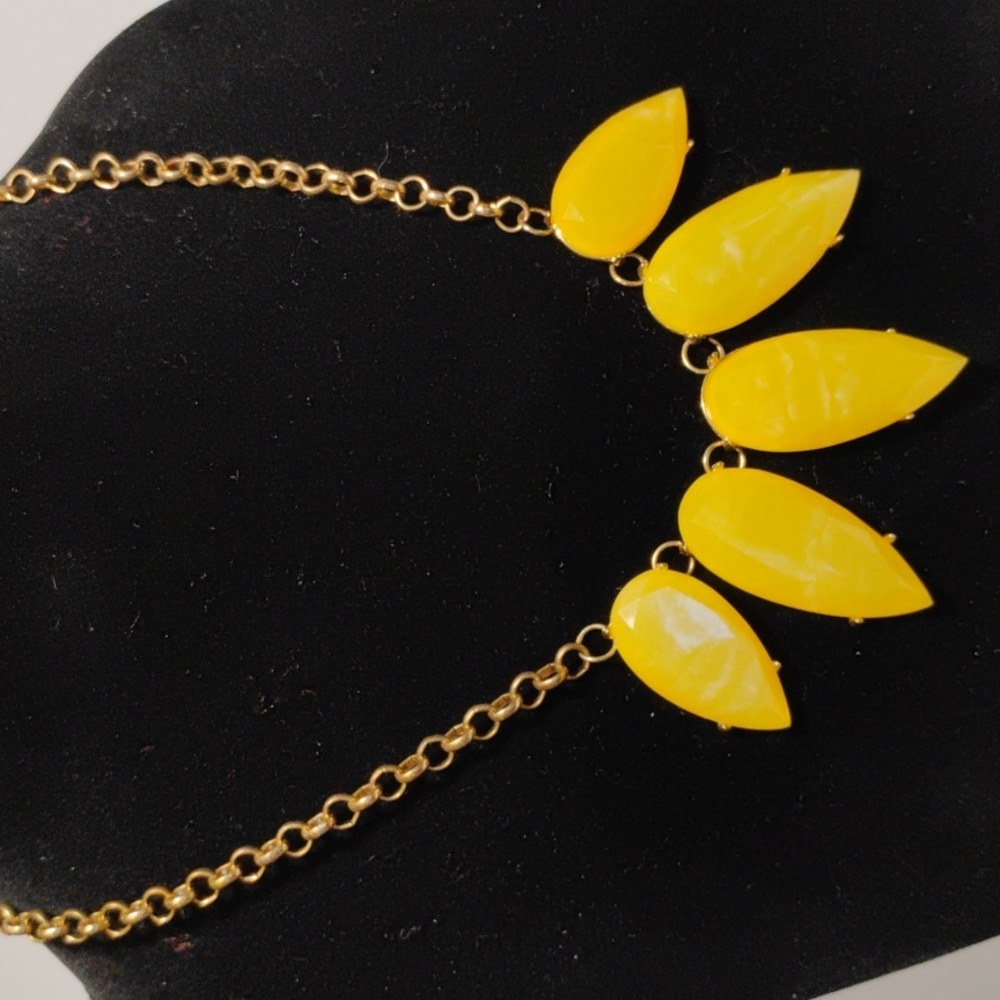 Statement Necklace Yellow Faceted Stones Set In bronze color Chain